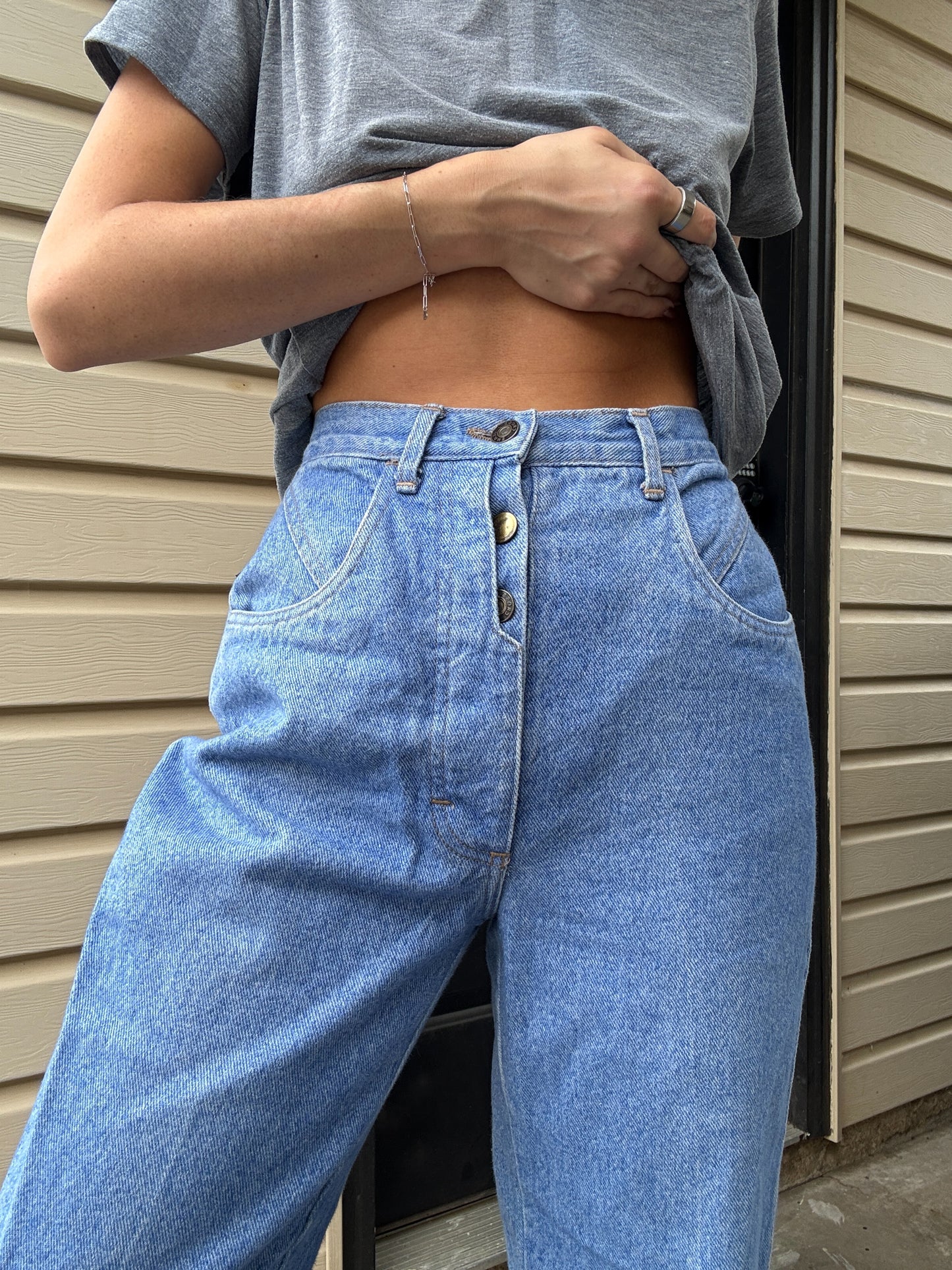 28” Lightwash Bareback Cross Js